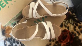 Sandalias blancas y beige