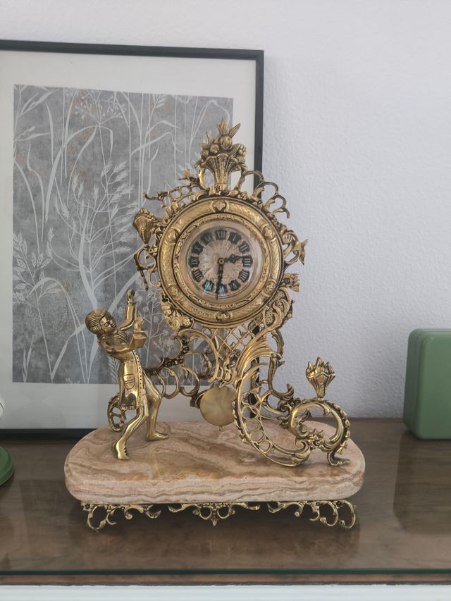 Reloj de sobremesa vintage dorado