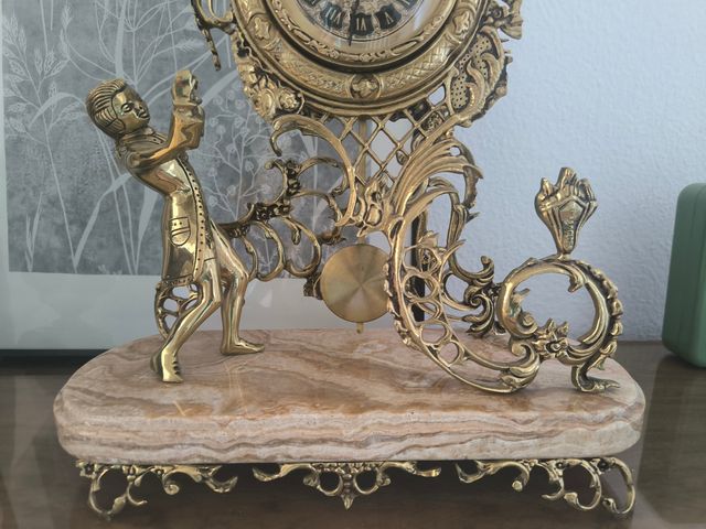 Reloj de sobremesa vintage dorado