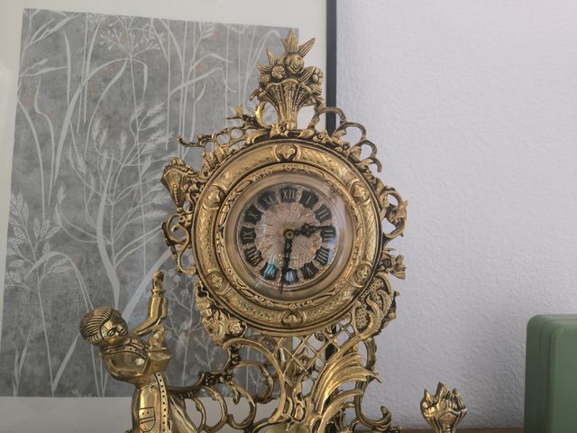 Reloj de sobremesa vintage dorado