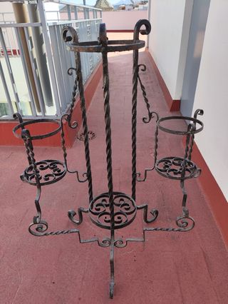 Jardinera de forja con 3 soportes