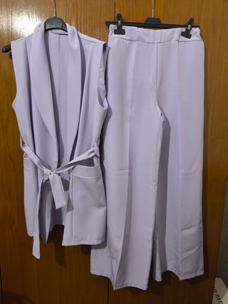Traje Lila Chaleco y Pantalón