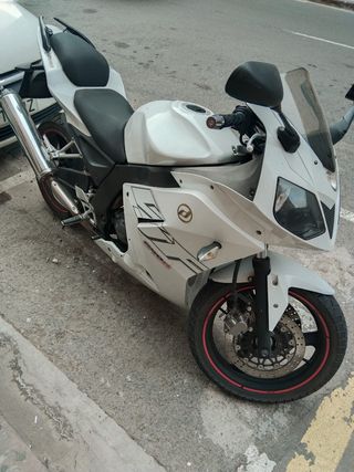 Moto Daelim Roadwin Blanca 250cc.