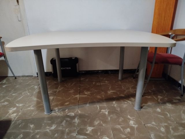 Mesa de comedor moderna más 5 sillas en buen estad