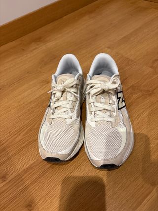 Zapatillas New Balance Beige y Blancas