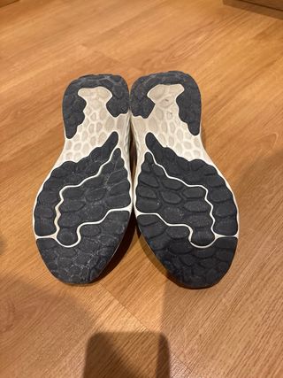 Zapatillas New Balance Beige y Blancas