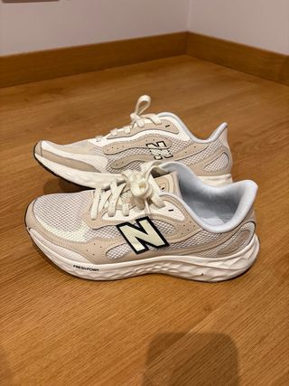 Zapatillas New Balance Beige y Blancas