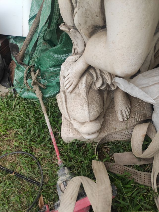 Figura di donna con fontana