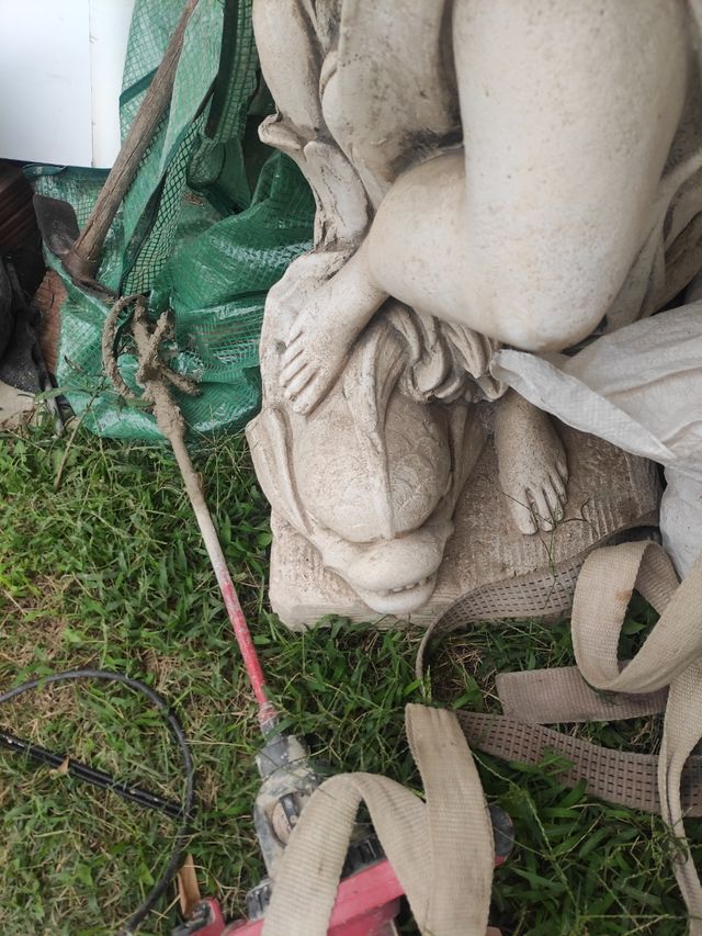 Figura di donna con fontana