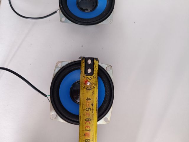 Altavoces pequeños azules y negros