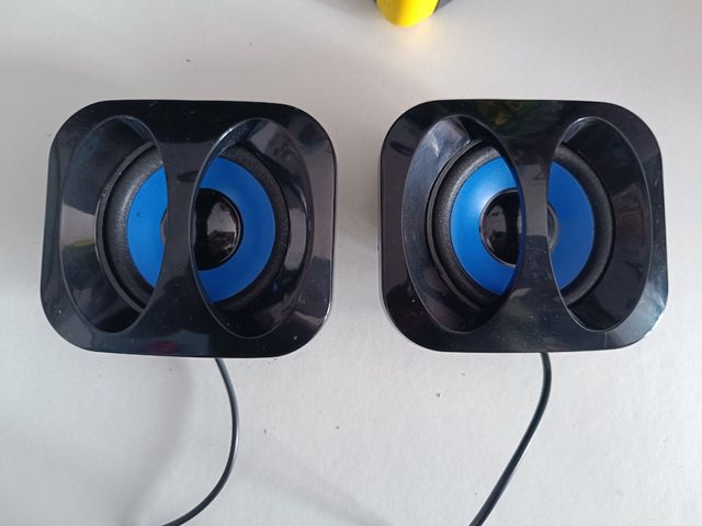Altavoces pequeños azules y negros