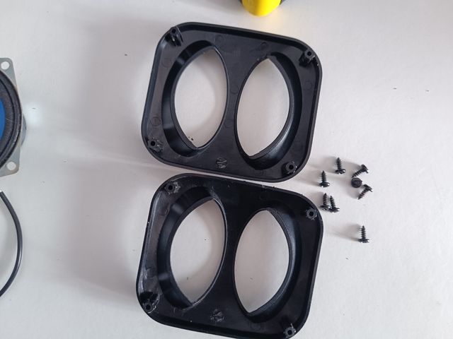 Altavoces pequeños azules y negros