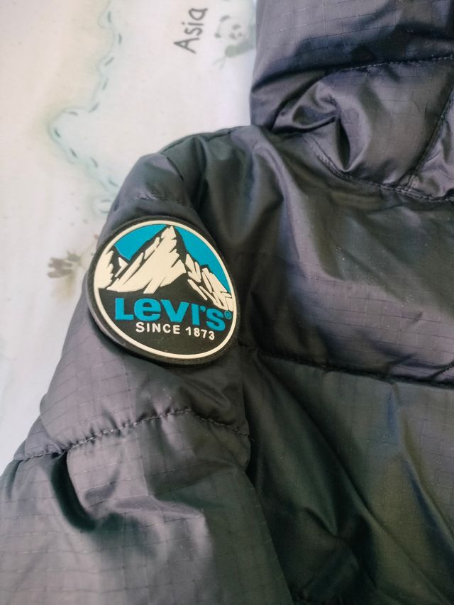 Plumas Levi's con capucha y relleno sintético
