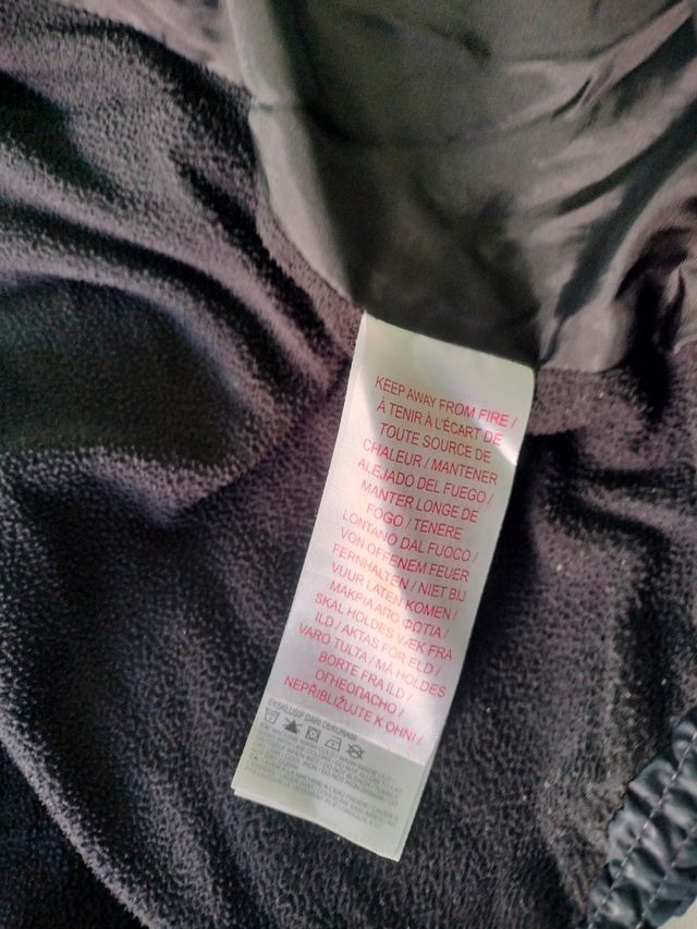 Plumas Levi's con capucha y relleno sintético