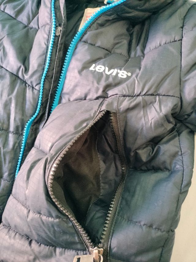 Plumas Levi's con capucha y relleno sintético