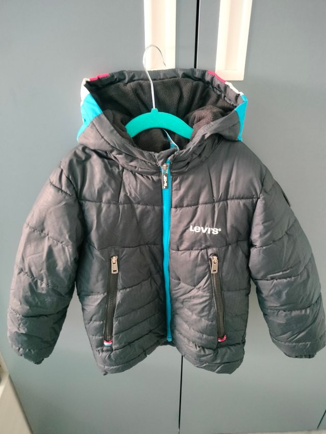 Plumas Levi's con capucha y relleno sintético