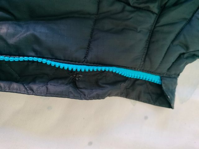 Plumas Levi's con capucha y relleno sintético