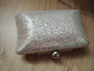 Bolso de mano plateado con purpurina