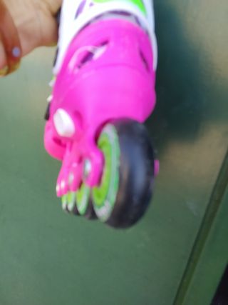 Patines en línea rosas y verdes