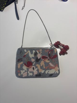 Bolso joya gris con abalorios y flecos