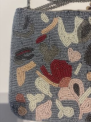 Bolso joya gris con abalorios y flecos