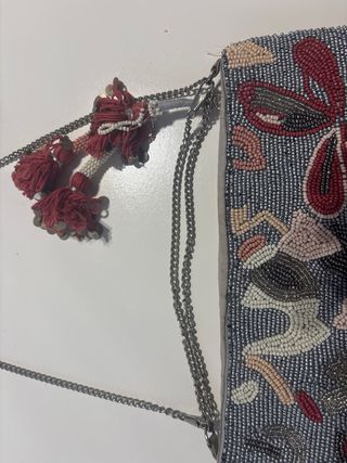 Bolso joya gris con abalorios y flecos