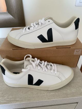 Zapatillas Veja Blancas y Negras