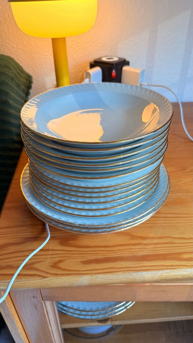 Preciosa vajilla clásica bordes oro