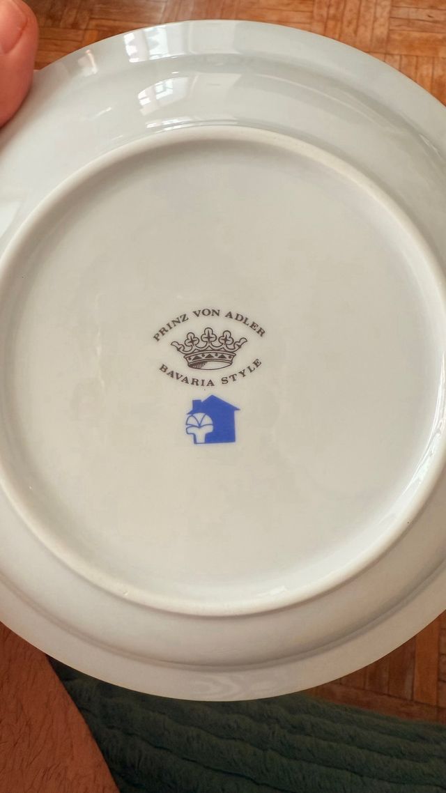 Preciosa vajilla clásica bordes oro