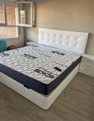 Cama con cabecero tapizado blanco