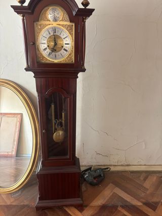 Reloj de pie clásico