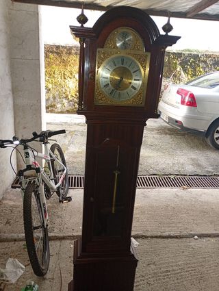 Reloj de pie clásico