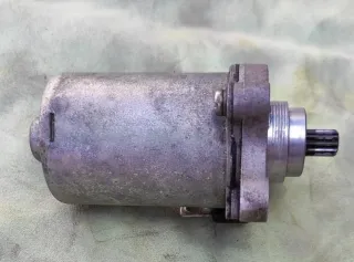2 motores de arranque, bendix y regulador Scooter.