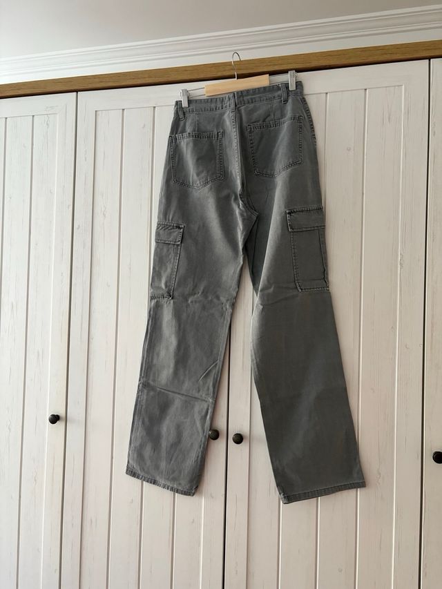 Pantalones cargo grises de Stradivarius