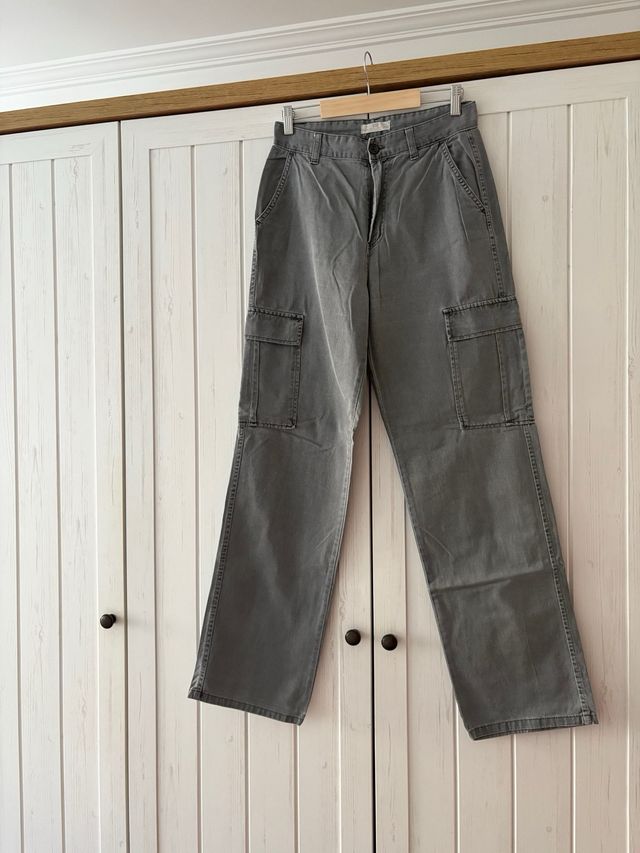 Pantalones cargo grises de Stradivarius