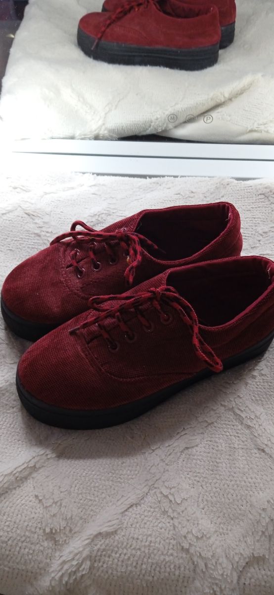 Zapatos rojos de cordones