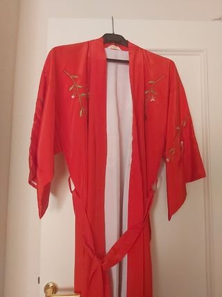 Bata de seda roja forrada comprada en Japón