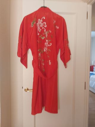 Bata de seda roja forrada comprada en Japón