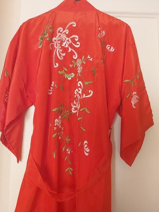 Bata de seda roja forrada comprada en Japón