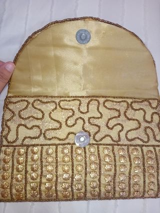 Bolso de mano dorado con abalorios