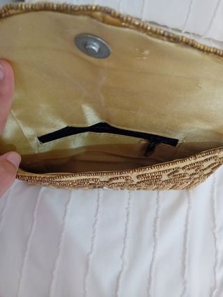 Bolso de mano dorado con abalorios