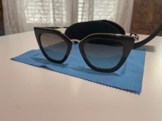 Gafas Prada y su funda