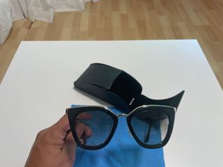 Gafas Prada y su funda