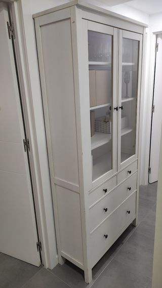 Vitrina Ikea Hemnes con cajones