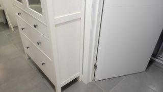 Vitrina Ikea Hemnes con cajones