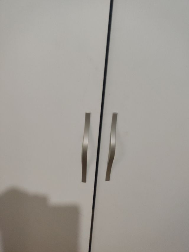 Armario blanco de madera casi nuevo