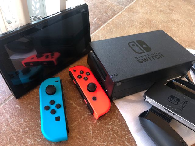 Nintendo Switch Roja y Azul Completa con caja