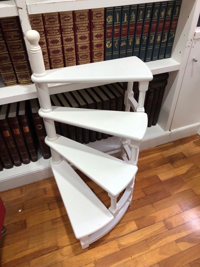Escalera caracol de biblioteca vintage de madera
