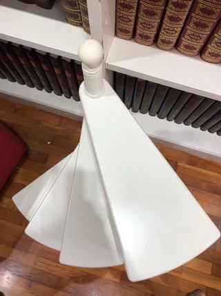 Scala a chiocciola vintage in legno per biblioteca