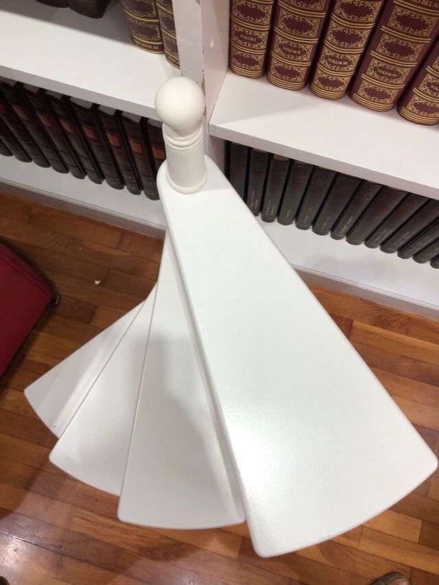 Escalera caracol de biblioteca vintage de madera